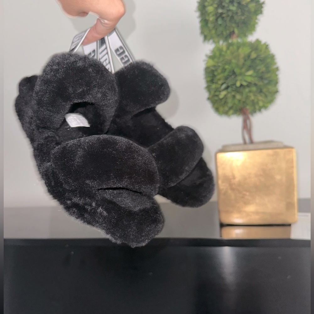 UGGs fuzzy slippers size 8 (VERSATILE)